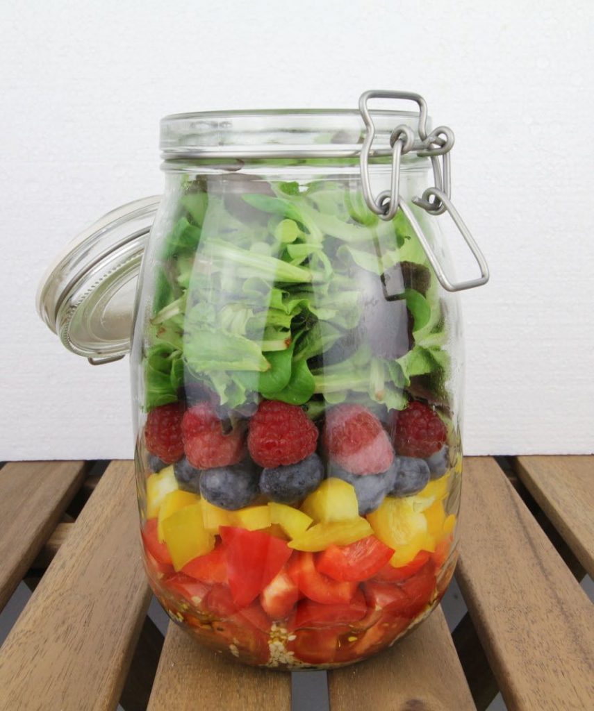 Fruchtiger Salat im Glas