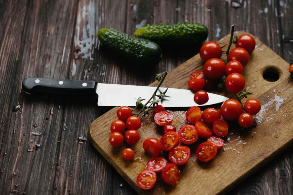 Tomaten am Schneidbrett