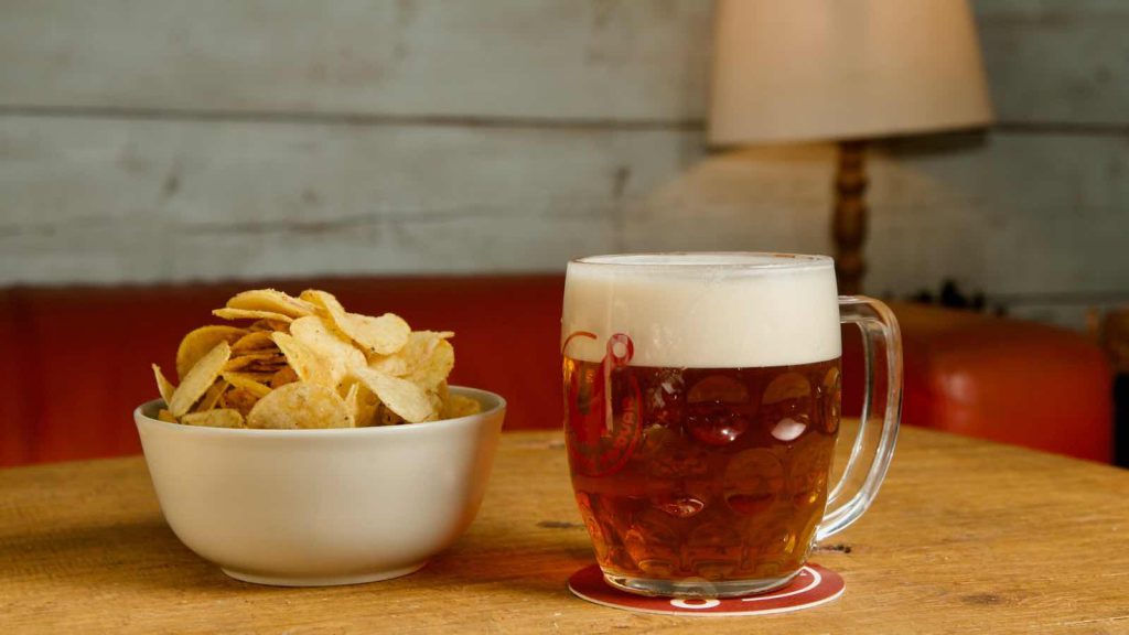 Chips und ein Glas Bier als Snack