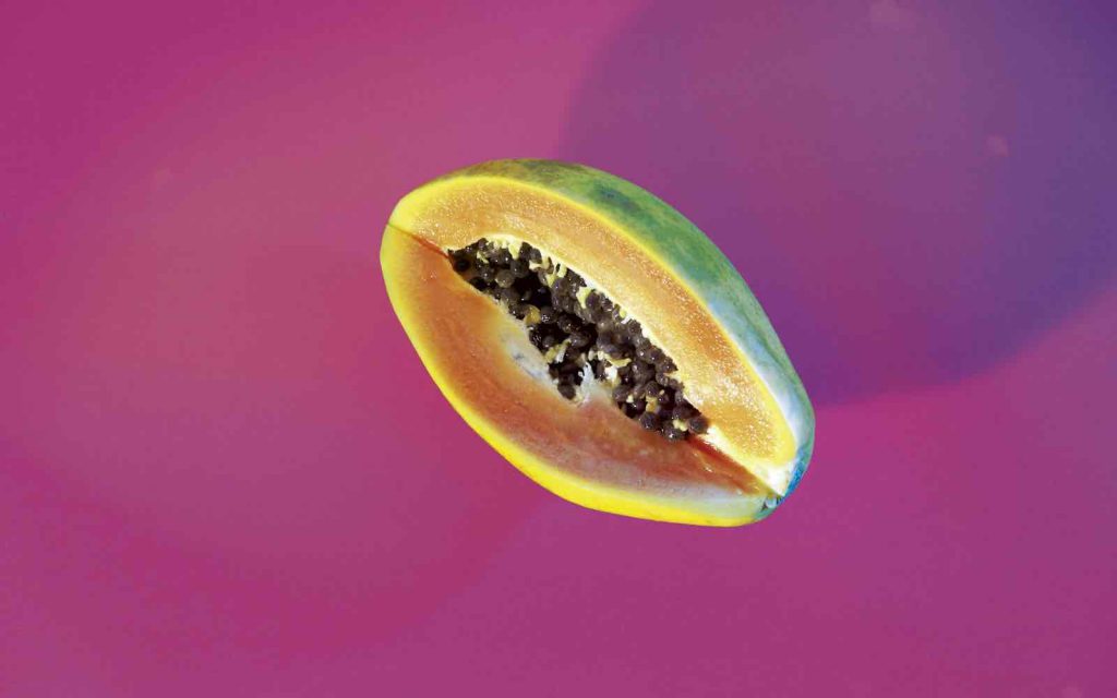 Papaya auf pinker Unterlage