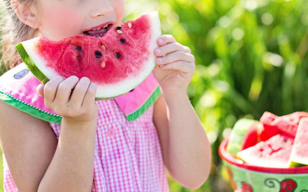 Mädchen isst eine Wassermelone