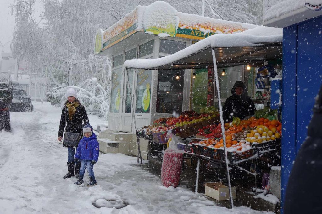 Obststand im Schneefall