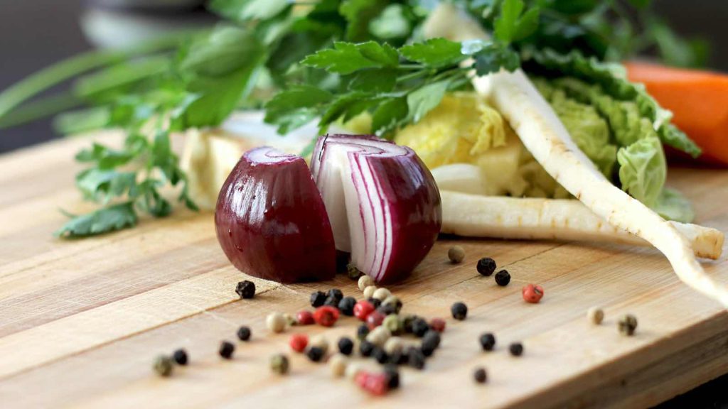 Aufgeschnittene rote Zwiebel mit Deko