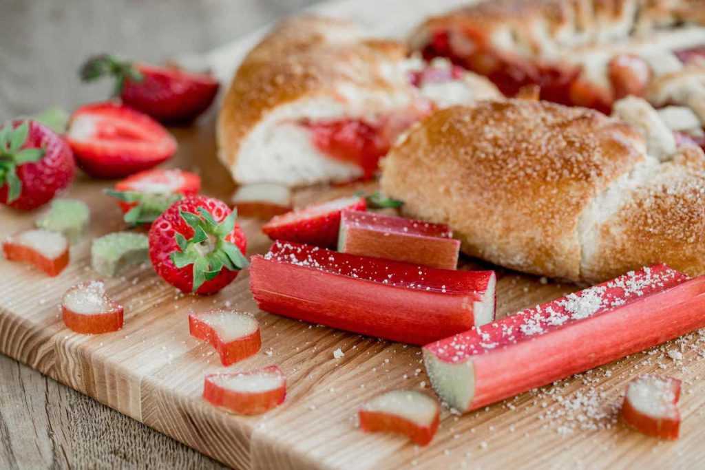 Rhabarberkuchen auf Holzplatte