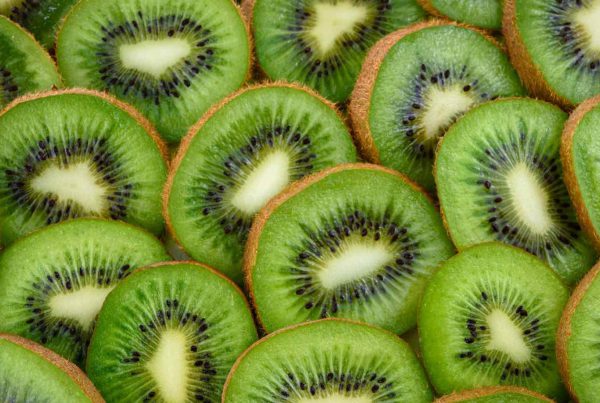 Geschnittene Kiwis liegen übereinander
