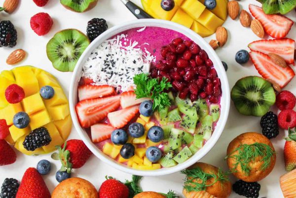 Früchte-Bowl mit Dekoration